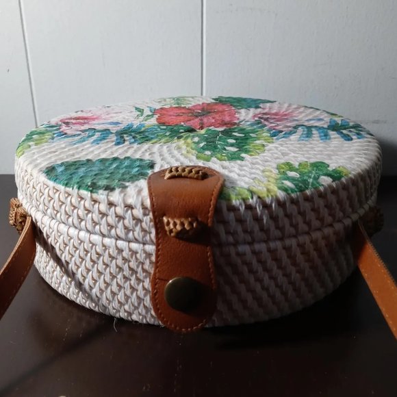 HAND-WOVEN RATTAN, ROUND CROSS-BODY BAG with HIBISCUSπΊ by COLLECTION EIGHTEEN - Picture 3 of 6
